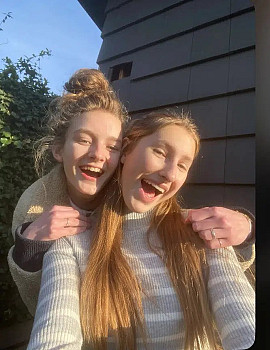 OVC-leerlingen Gwen en Nina winnen KNAW Onderwijsprijs 2025
